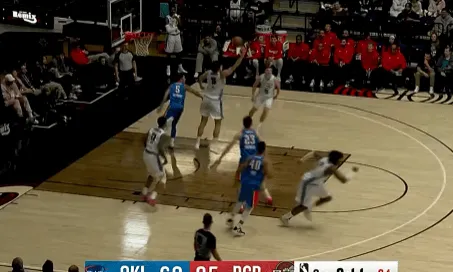 九游娱乐app-杨瀚森张开长臂再次收下防守篮板，目前个人已抢下14个篮板